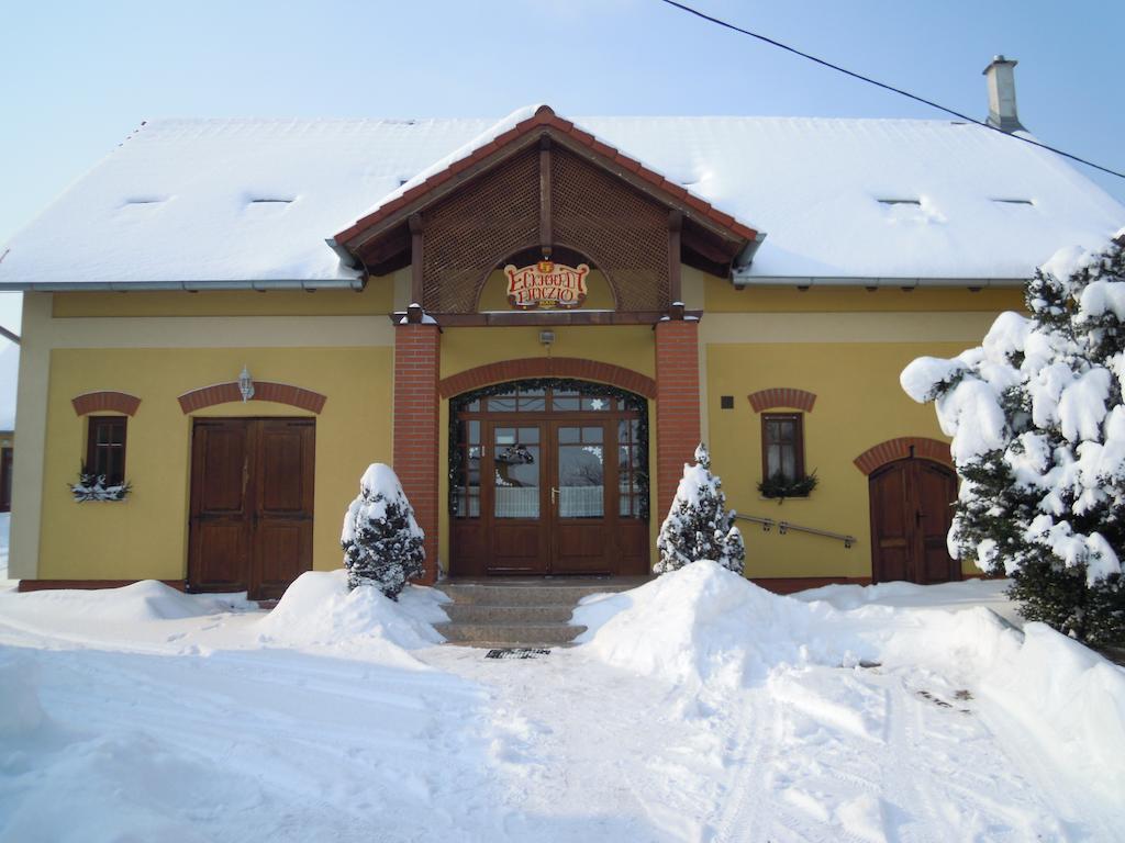Eckhardt Vendeghaz Hotel Villány Екстериор снимка